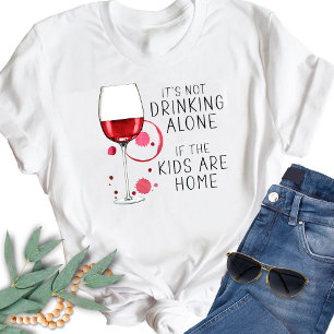 Camiseta "Não é Bebendo sozinho se as crianças estão em cas