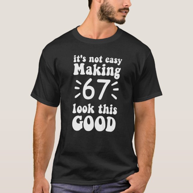 Camiseta não é fácil fazer 67 parecer tão bom 67 anos (Frente)