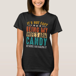 Camiseta Não é fácil ser doce de braço da minha esposa aqui