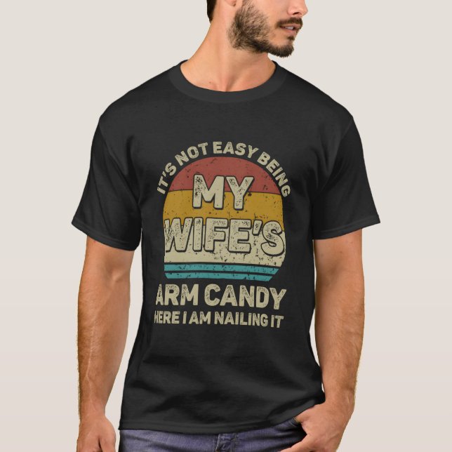 Camiseta Não É Fácil Ser Meu Acessório Aqui Estou Eu Prego (Frente)