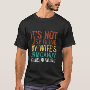 Camiseta Não é fácil ser meu braço doce da esposa, mas aqui