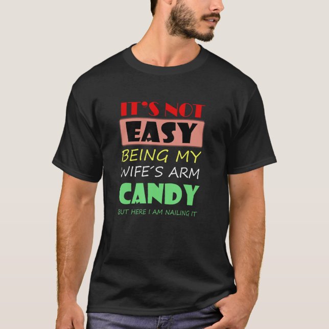 Camiseta Não é fácil ser meu braço doce da esposa, mas aqui (Frente)