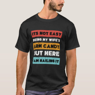 Camiseta Não é fácil ser meu braço doce da esposa, mas aqui