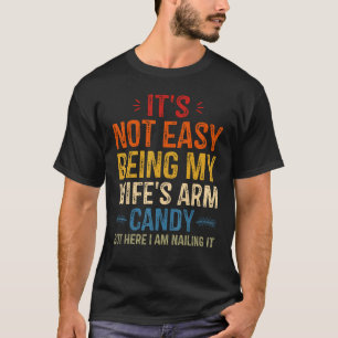 Camiseta Não é fácil ser meu braço doce da esposa, mas aqui