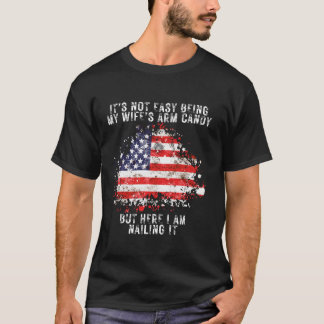 Camiseta Não é fácil ser minha esposa, Arm Candy Flag Husba