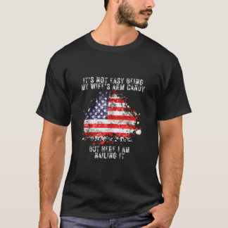 Camiseta Não é fácil ser minha esposa, Arm Candy Flag Husba