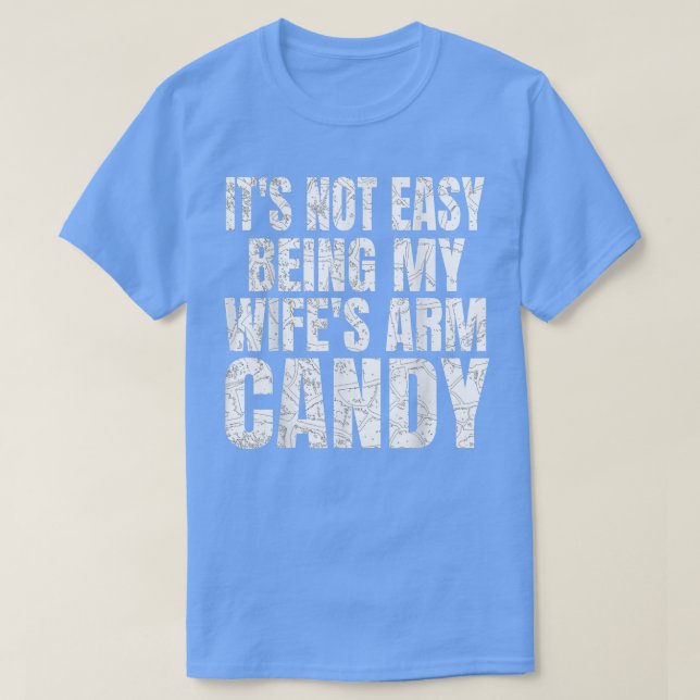 Camiseta Não É Fácil Ser Minha Esposas Arm Candy Engraçado  (Frente do Design)