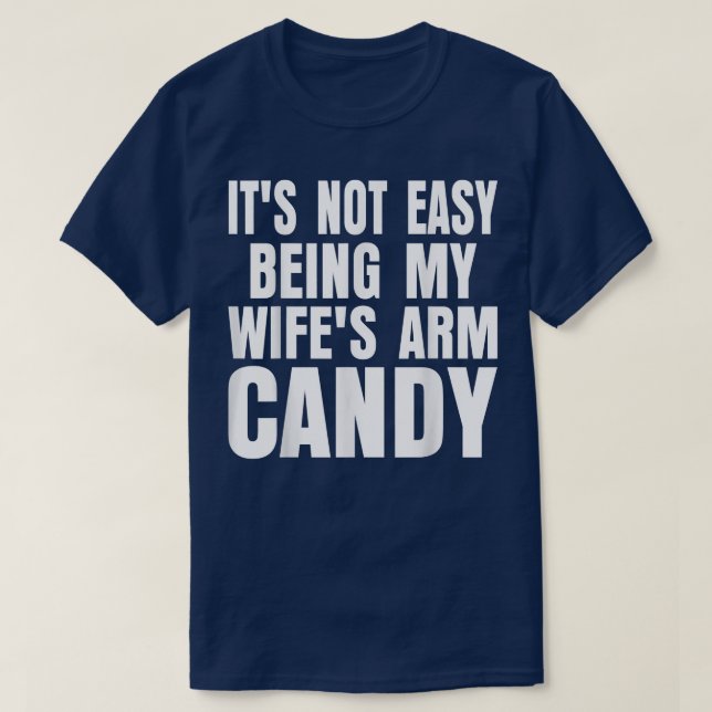 Camiseta Não É Fácil Ser Minha Esposas Arm Candy Engraçado  (Frente do Design)