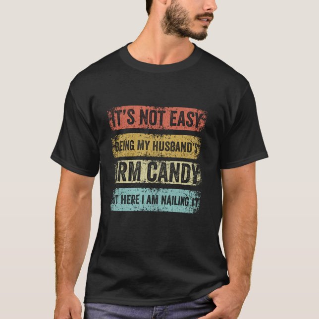 Camiseta Não é fácil ser o braço do meu marido, o Arm Candy (Frente)