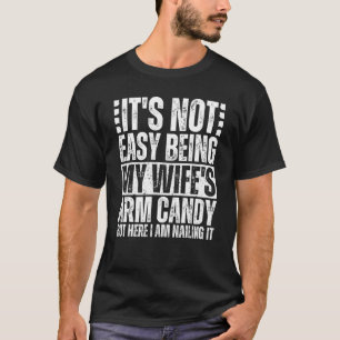 Camiseta Não é Fácil Ser o Brinquedo da Minha Esposa Mas Aq