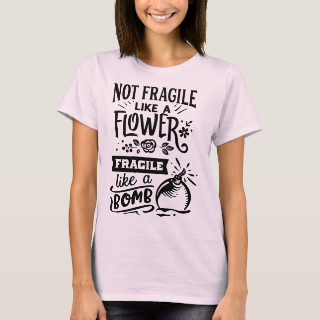 Camiseta Não é frágil como uma flor frágil como uma bomba (Frente)