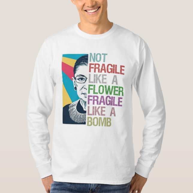 Camiseta Não é frágil como uma flor frágil como uma bomba (Frente)