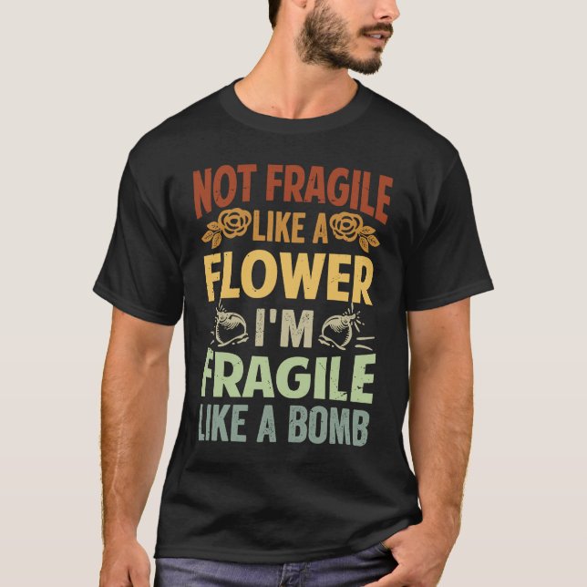 Camiseta Não é frágil como uma flor, sou frágil como uma bo (Frente)