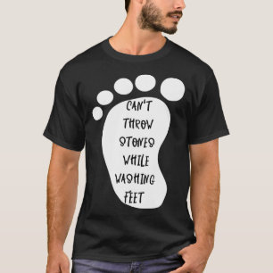Camiseta Não é possível atirar pedras enquanto se limpa os