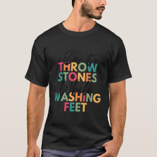 Camiseta Não É Possível Jogar Pedras Ao Lavar Pés