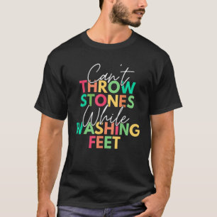 Camiseta Não é Possível Jogar Pedras enquanto Esfrega Pés