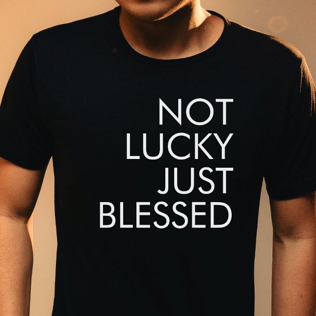 Camiseta Não é sorte, apenas abençoada Rua. (Not Lucky Just Blessed St. Patrick's Christian T-Shirt)