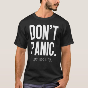 Camiseta Não Entre em Pânico Eu Apenas Pareço Ilegal -