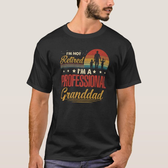Camiseta Não estou aposentado sou profissional do vovô. (Frente)