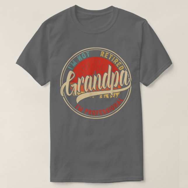 Camiseta Não estou aposentado, sou um vovô profissional eng (Frente do Design)