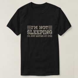 Camiseta Não Estou Dormindo, Estou Apenas Descansando Meus