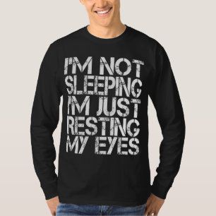 Camiseta Não Estou Dormindo, Estou Apenas Descansando Meus