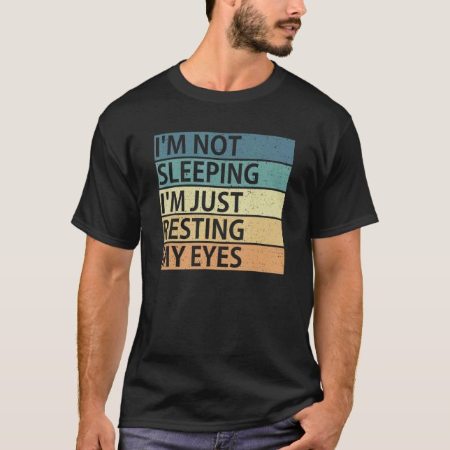 Camiseta Não estou dormindo. Estou só descansando minha vis (Frente)