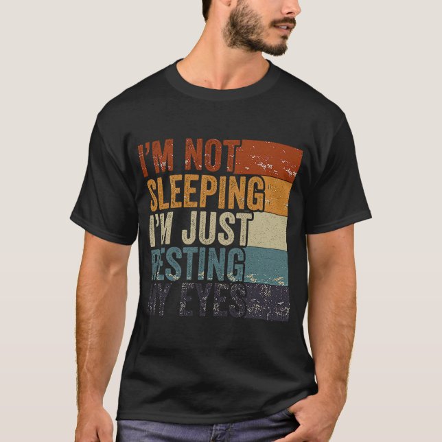 Camiseta Não estou dormindo. Estou só descansando minha vis (Frente)