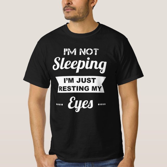 Camiseta Não Estou Dormindo Só Estou Descansando Os Olhos (Frente)