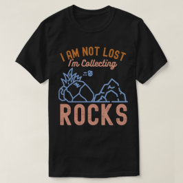 Camiseta Não Estou Perdido Estou Coletando Rochas