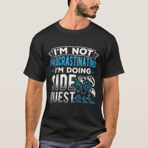 Camiseta Não estou procrastinando, é uma busca lateral - Ví