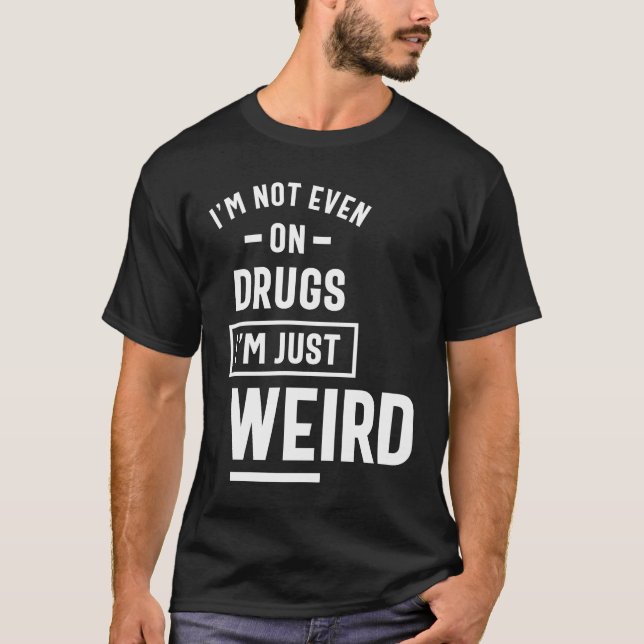 Camiseta Não estou usando drogas, sou apenas um estranho (Frente)
