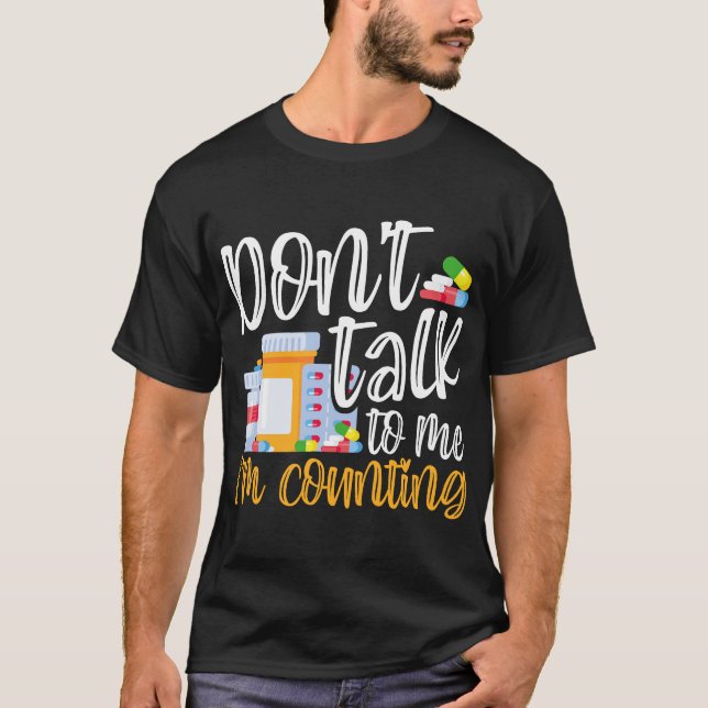 Camiseta Não fale comigo. Estou contando com a Farmacologia (Frente)