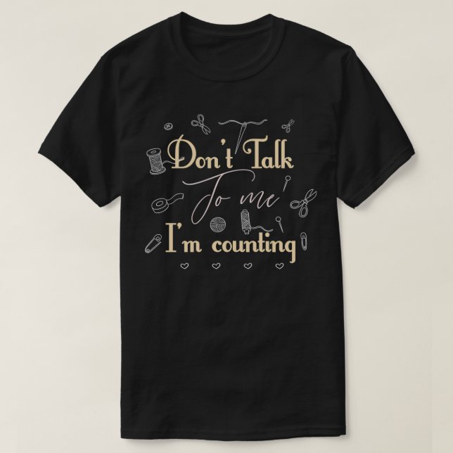 Camiseta Não Fale Comigo Eu Estou Contando Com Knittin Engr (Frente do Design)