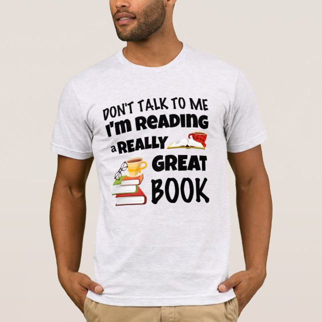 Camiseta Não fale que estou lendo um livro realmente Excele (Frente)
