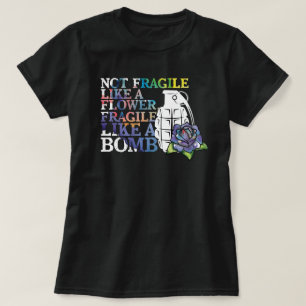 Camiseta Nao frágil como uma flor frágil como uma bomba
