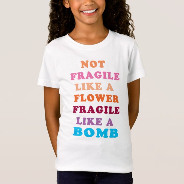 Camiseta Não Frágil Como Uma Flor Frágil Como Uma Bomba (Frente)