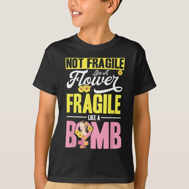 Camiseta Não Frágil Como Uma Flor Frágil Como Uma Bomba 2 (Frente)