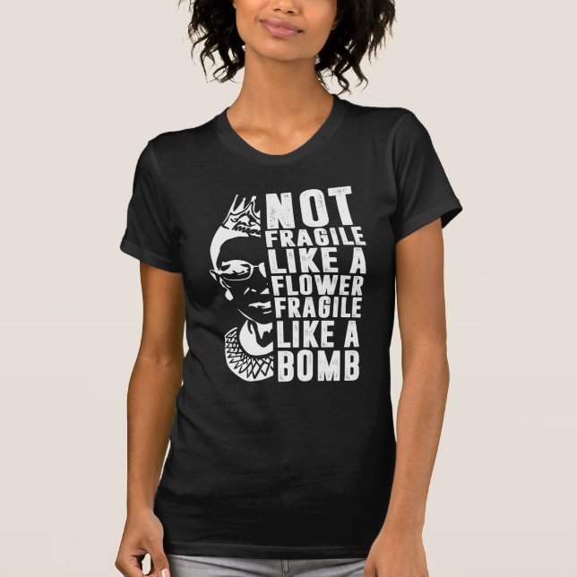 Camiseta Não Frágil Como Uma Flor, Mas Uma Bomba Ruth Ginsb (Frente)
