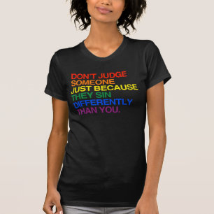 CAMISETA NÃO JULGUE ALGUÉM PORQUE ELES SE SENTEM DIFERENT