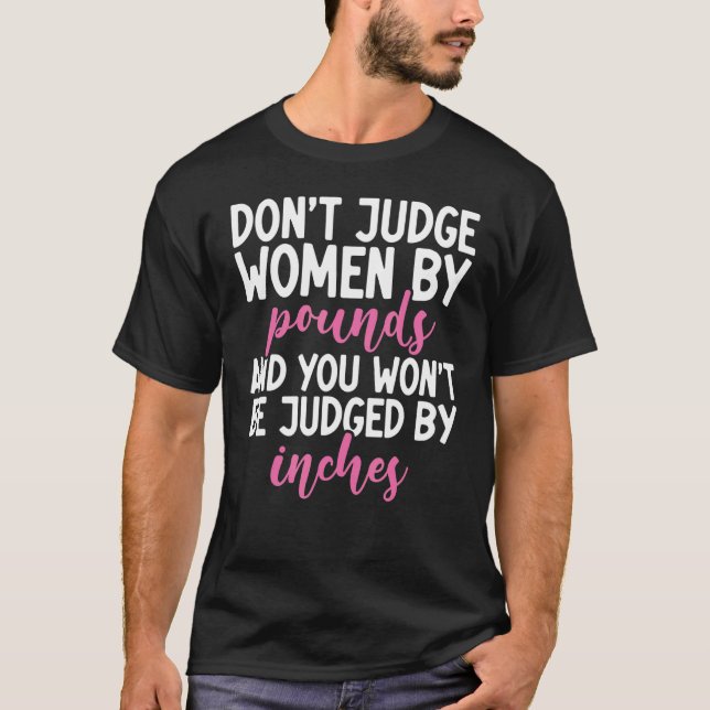 Camiseta Não julgue as mulheres por libras. Não será julgad (Frente)