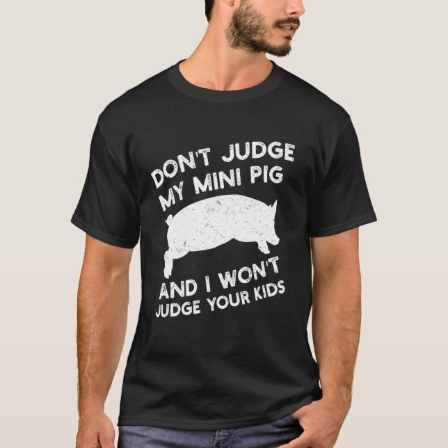 Camiseta Não julgue o meu Mini Pig e eu não vou julgar os t (Frente)