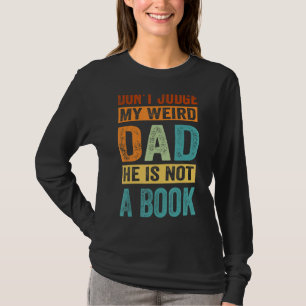 Camiseta Não julgue o meu Pai estranho. Ele não é um livro.