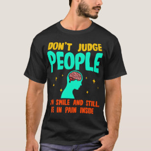 Camiseta Não Julgue Que Pessoas Podem Sorrir E Ainda Estar