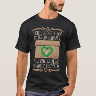 Camiseta Não julgue uma caixa pelo seu reuso de reciclagem