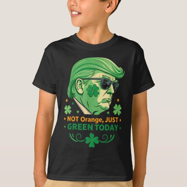 Camiseta Não Laranja, Apenas Verde Hoje - Ruas Engraçadas. (Frente)