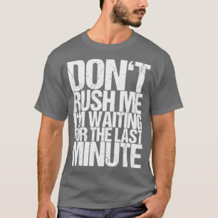 Camiseta Não Me Empurre Estou Esperando Pelo Último Minuto