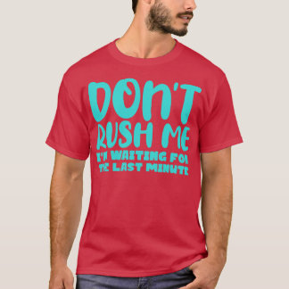 Camiseta Não Me Empurre Estou Esperando Pelo Último Minuto