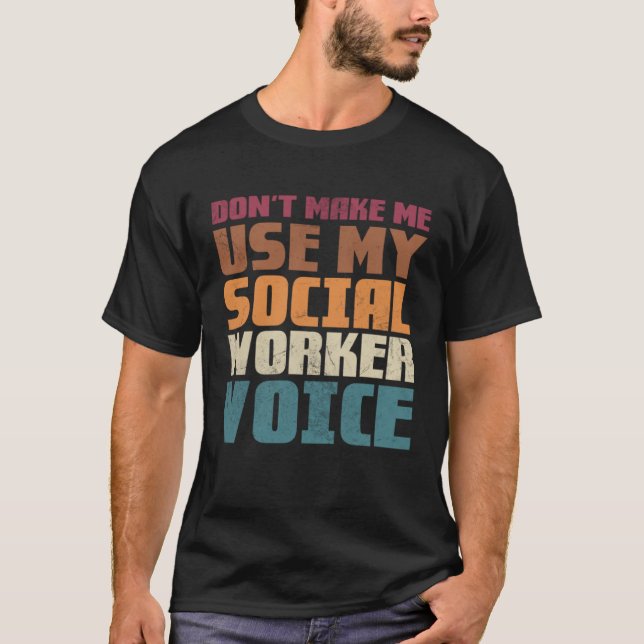 Camiseta Não me faça usar minha voz do assistente social (Frente)