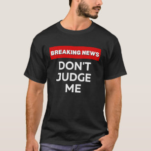 CAMISETA NÃO ME JULGUE COM A PIADA DE NOTÍCIAS DO SARCÁSTIC